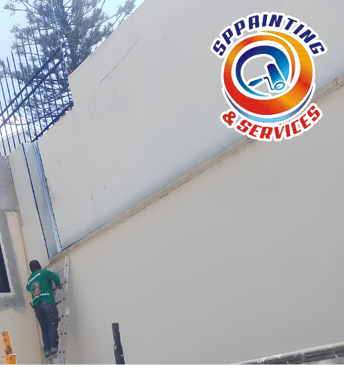 Pintores revisando ficha técnica en fachada