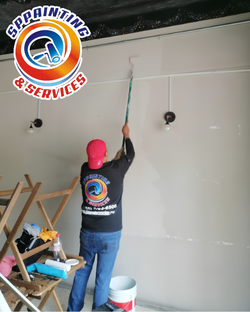 Pintores profesionales aplicando pintura durable en interiores
